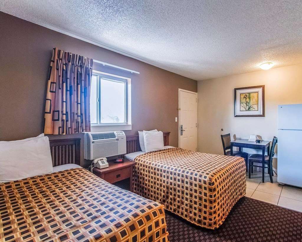 Hometowne By Red Roof Orlando South Motel