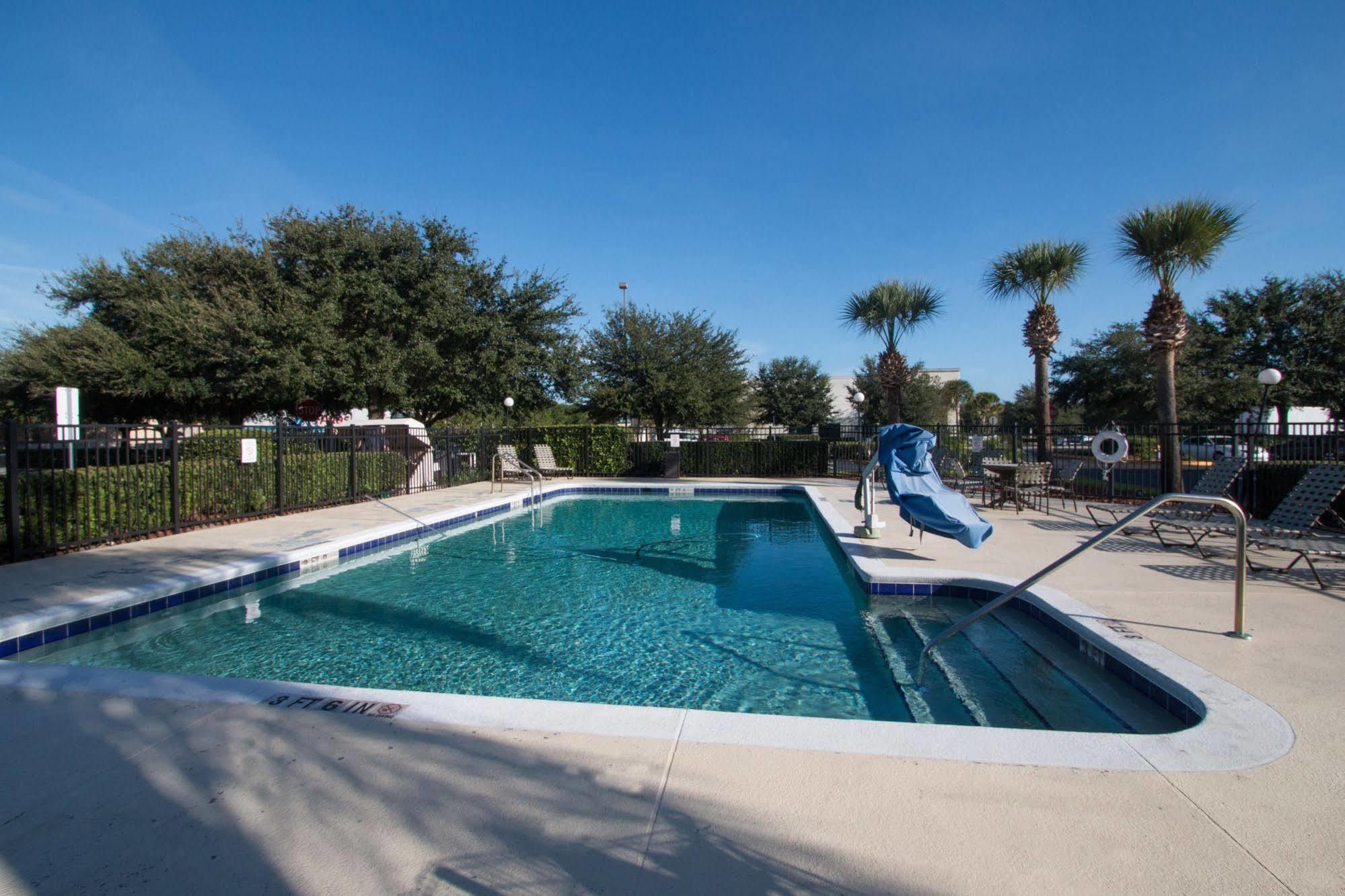 Hometowne By Red Roof Orlando South Motel