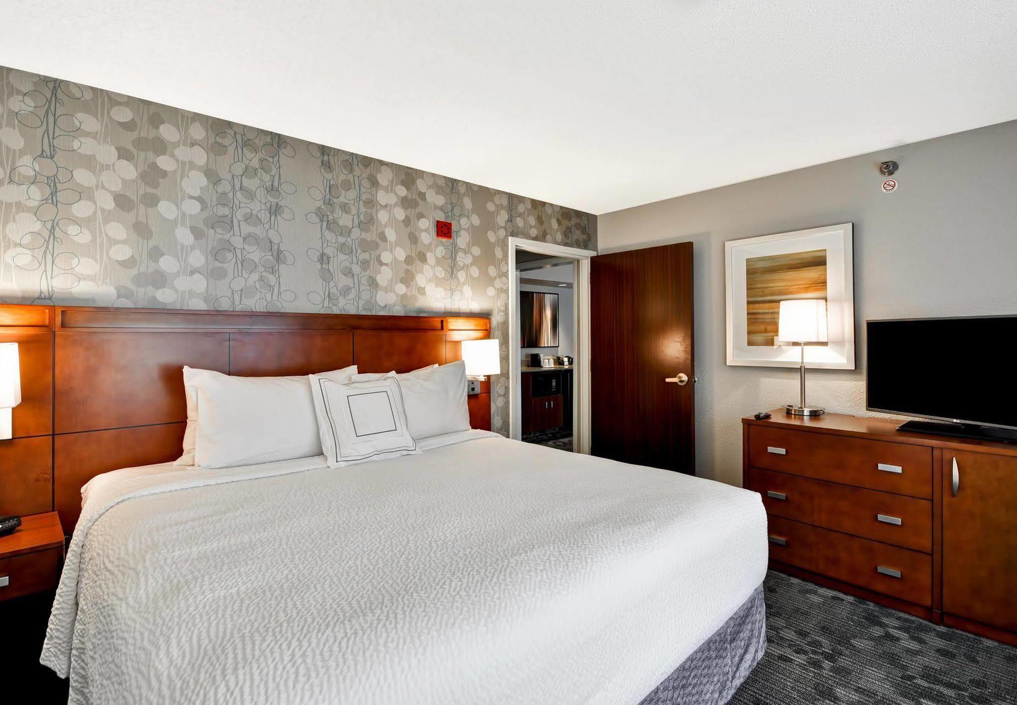 Courtyard By Marriott Airport/ Northeast