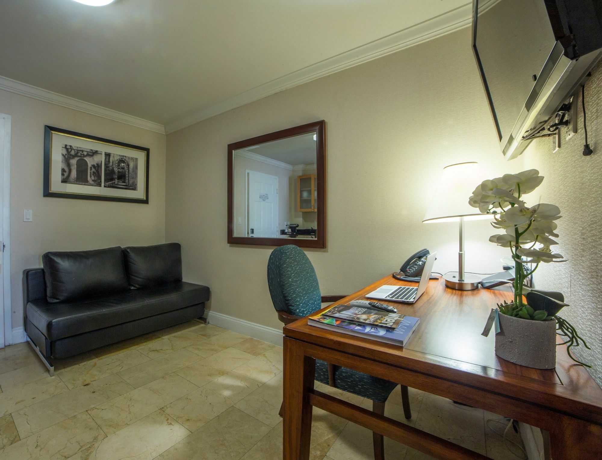 Nuvo - Miami Doral Hotel