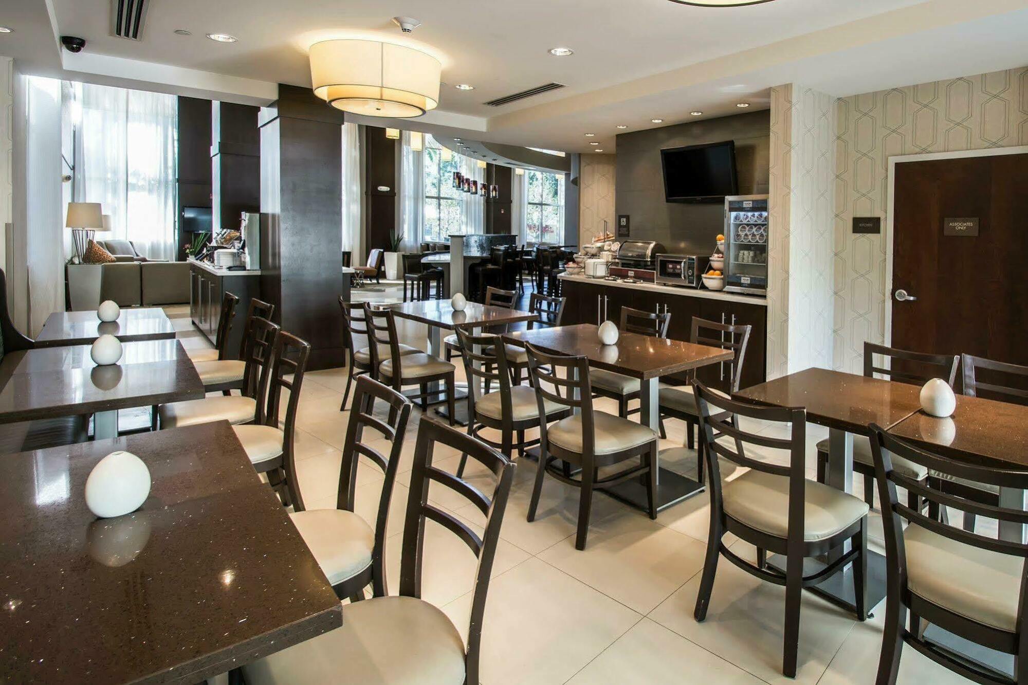 Comfort Miami Airport North Hotel 3*