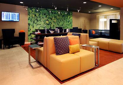 Courtyard By Marriott Airport/ Northeast Hotel