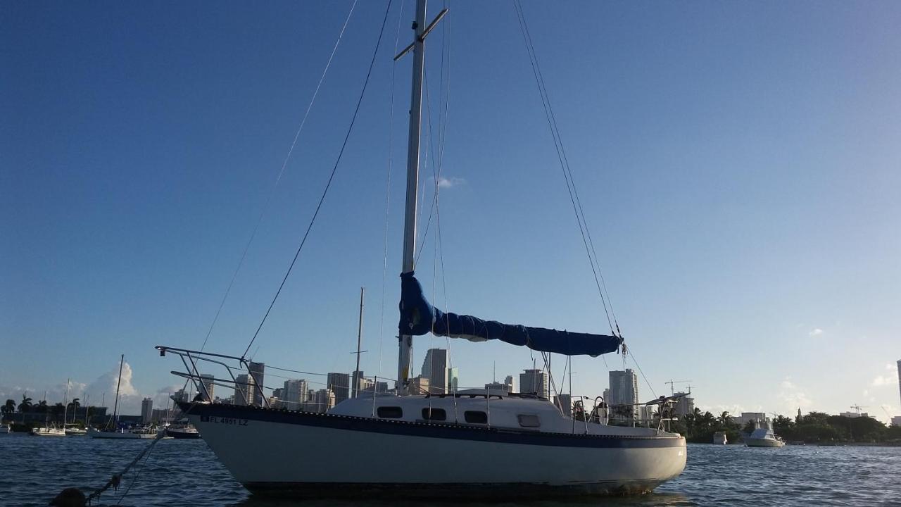 Classic Sailboat 30' Botel