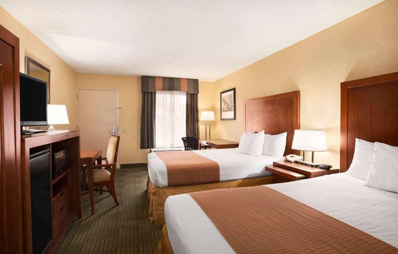 Days By Wyndham Airport Hotel