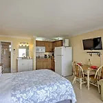 Daytona Beach Studio With Oceanfront Balcony And Pool!