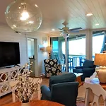Hibiscus Oceanfront Resort
