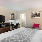 Downtown Hollywood Gardens Inn & Suites