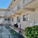 Great Location Condo 2 Min Walk From The Beach
