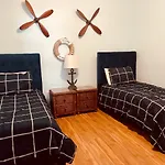 Gulf Coast Gold Private Condo - 2Bed, 2Bath, Sleep 6, Across Street From Beach, Balcony Views Of Sunsets, Beach & Gulf, Pool, Gym