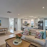 Dog-Friendly Jensen Beach Home Less Than 3 Mi To Ocean!