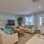 Dog-Friendly Jensen Beach Home Less Than 3 Mi To Ocean!