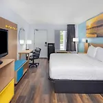 Days Inn By Wyndham Pensacola I-10