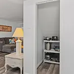 Shiplap Shack-Sznl Hot Tub, Fire Pit, 8 Min Walk To Beach, Free Daily Activities, And More!
