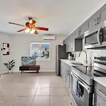 King 1Bd W/ Pool, Grill, Near Beach & Downtown