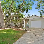 Sunny Palm Cottage W/ Hot Tub + Fire Pit + Grill + 10 To Beach!