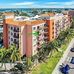 Gulf Coast Gold Private Condo - 2Bed, 2Bath, Sleep 6, Across Street From Beach, Balcony Views Of Sunsets, Beach & Gulf, Pool, Gym