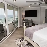 New Rental - 3Br 3Ba Corner Beachfront - 2024 Remodel - 3 Pools, Tiki Hut, Gym, Tennis