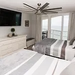 New Rental - 3Br 3Ba Corner Beachfront - 2024 Remodel - 3 Pools, Tiki Hut, Gym, Tennis