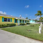 Coastal Townhome With Patio About 2 Mi To Beach!