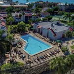 Anna Maria Island Runaway Tropical Dream-One Minute Walk To The Beach-Heated Pool