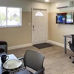 Lazy Cuckoo Inn - Sleek And Stylish Studio Apartments