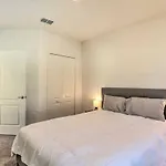 61 Massive 4 Bedroom Close To The Beach With A Pool