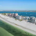 Estero Island 2Br: Ocean Views, Pool & Bbq Area