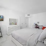 Luxury 2Br Beachfront Condo, Sea Views & Balcony