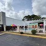 Hole Inn The Wall Hotel - Fort Walton Beach - Sunset Plaza - Nearby Beaches & Hurlburt