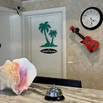 Hole Inn The Wall Hotel - Fort Walton Beach - Sunset Plaza - Nearby Beaches & Hurlburt