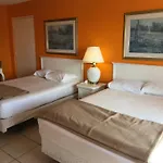 Camelot Waterfront Inn