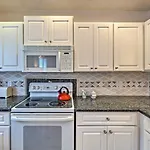 Updated Apartment Walking Distance To Venice Beach