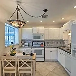 Updated Apartment Walking Distance To Venice Beach