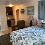 Carlton House Motel And Suites
