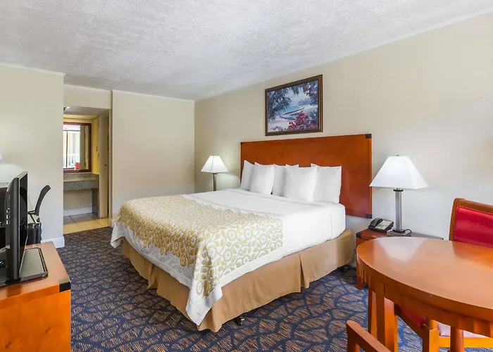 Days Inn & Suites By Wyndham Clermont