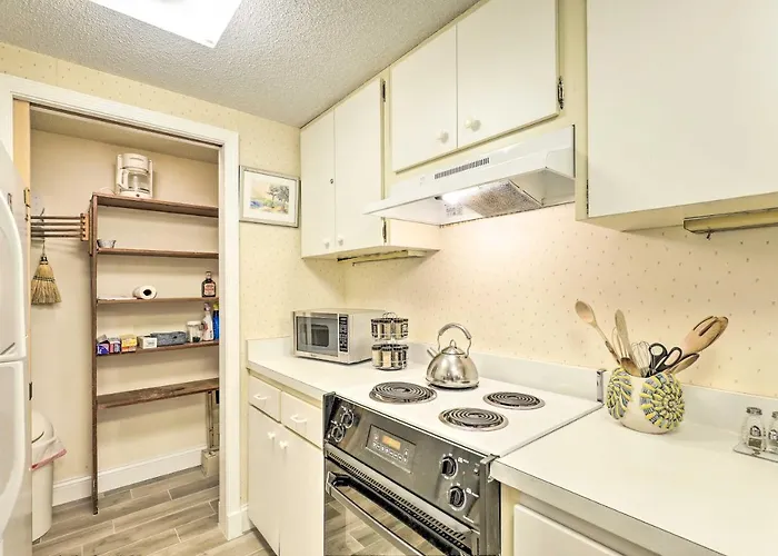 Large Tampa-Area Condo - 15 Mi Clearwater Beach!