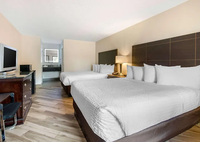 Clarion Inn & Suites Kissimmee-Lake Buena Vista South