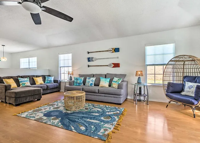 Bright Pensacola Home With Yard About 6 Mi To Beach