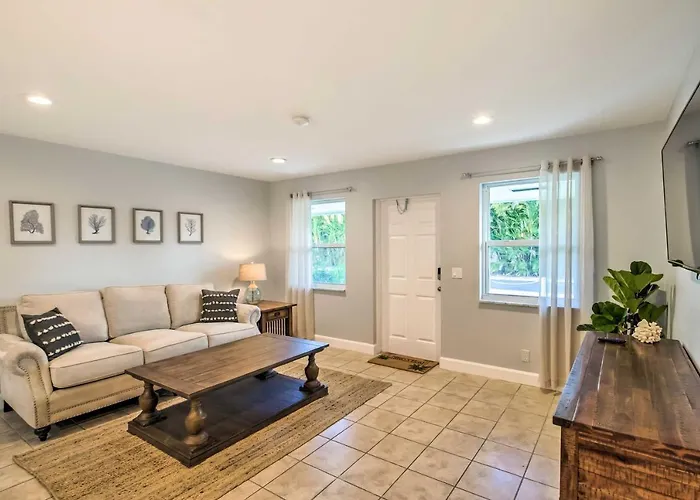 Coastal Townhome With Patio About 2 Mi To Beach!
