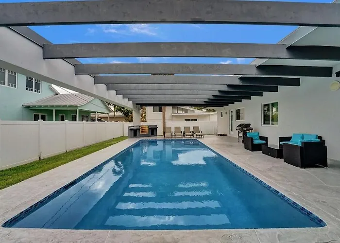 King 1Bd W/ Pool, Grill, Near Beach & Downtown