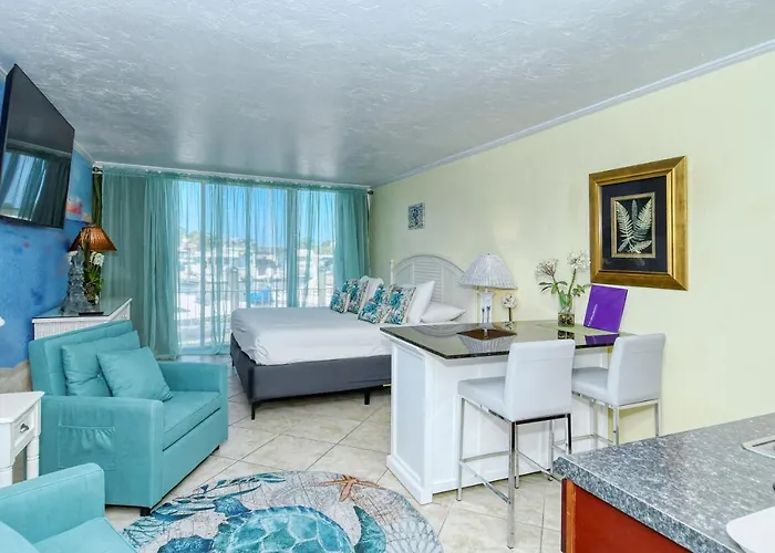 Waterfront Room, Heated Pool, Tiki Bar & Grill