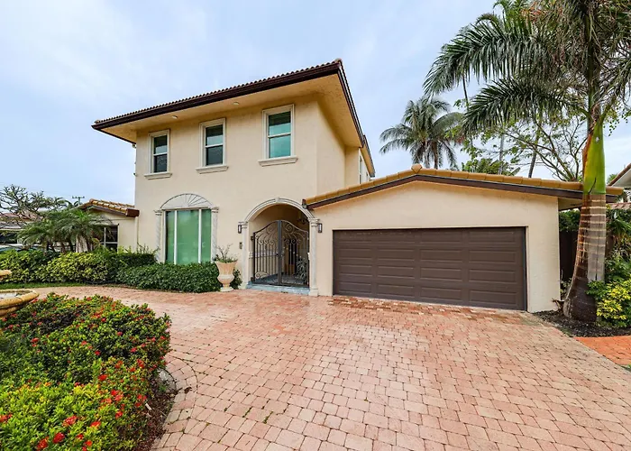 Spacious Lighthouse Point Home With Pool And Grill!