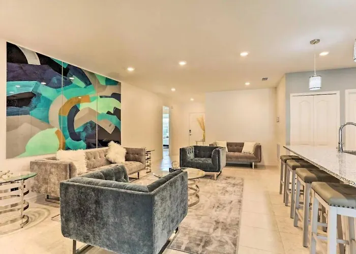 61 Massive 4 Bedroom Close To The Beach With A Pool