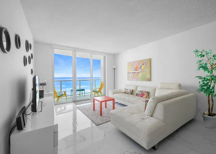 Luxury 2Br Beachfront Condo, Sea Views & Balcony