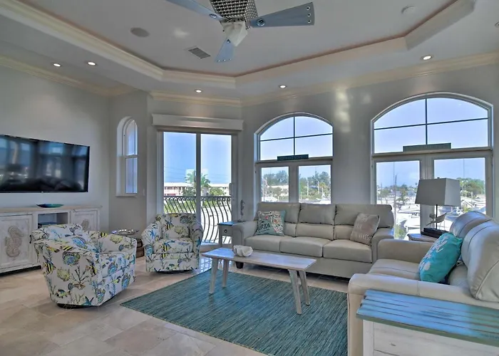 Bradenton Townhome - Walk To Locals-Only Beach!