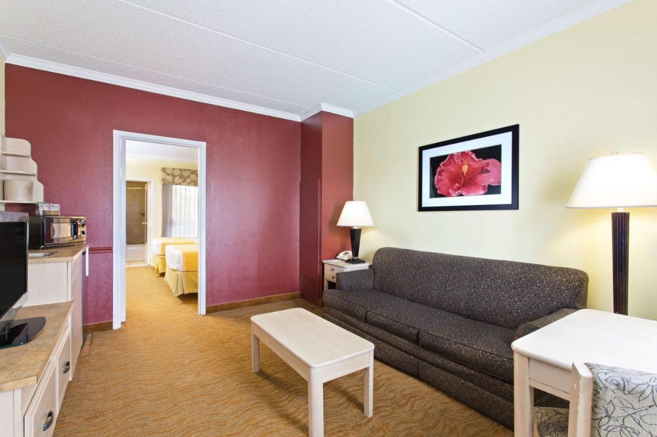 Hotel Baymont By Wyndham Near Busch Gardens 2*