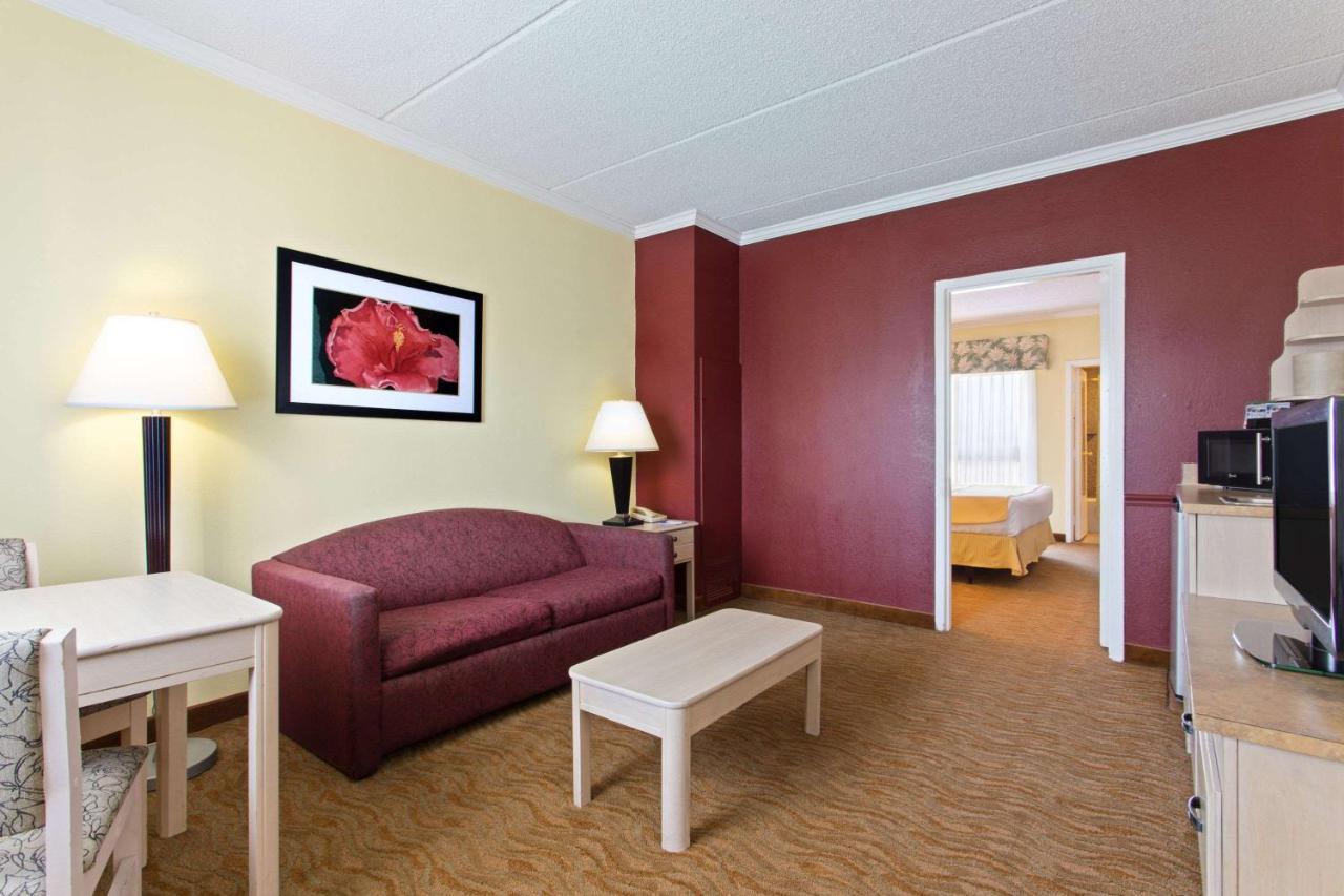 Baymont By Wyndham Near Busch Gardens Hotel