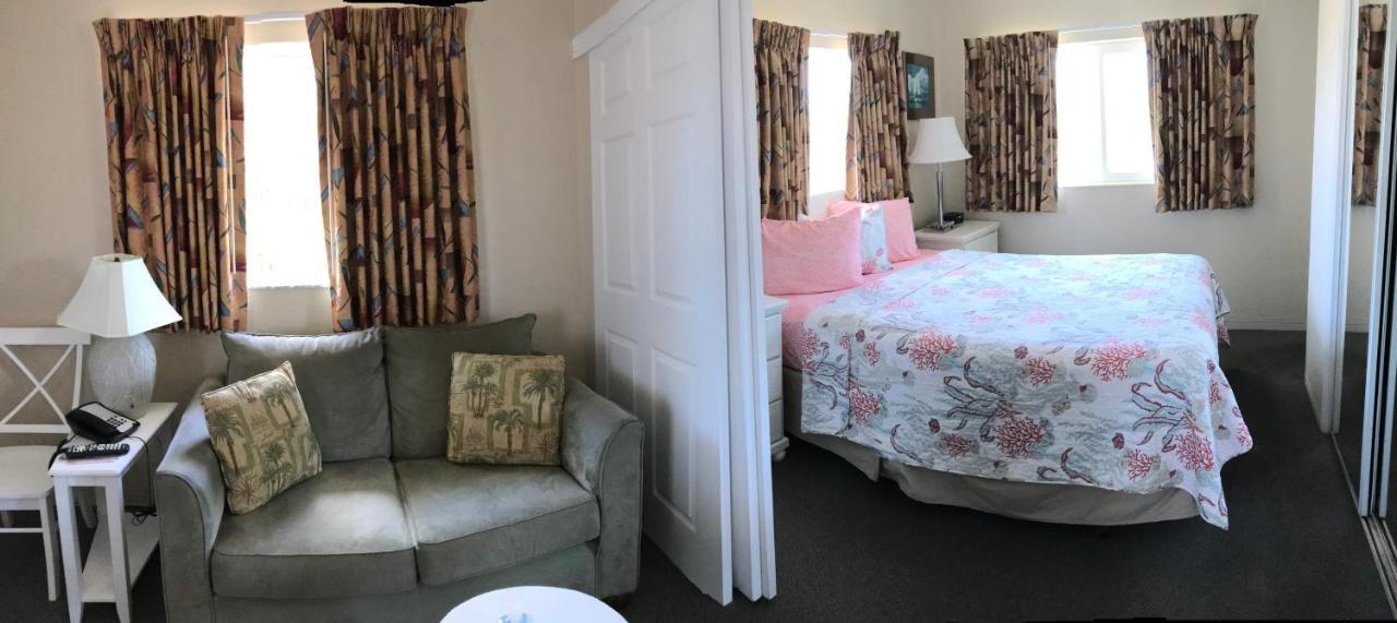 Carlton House And Motel