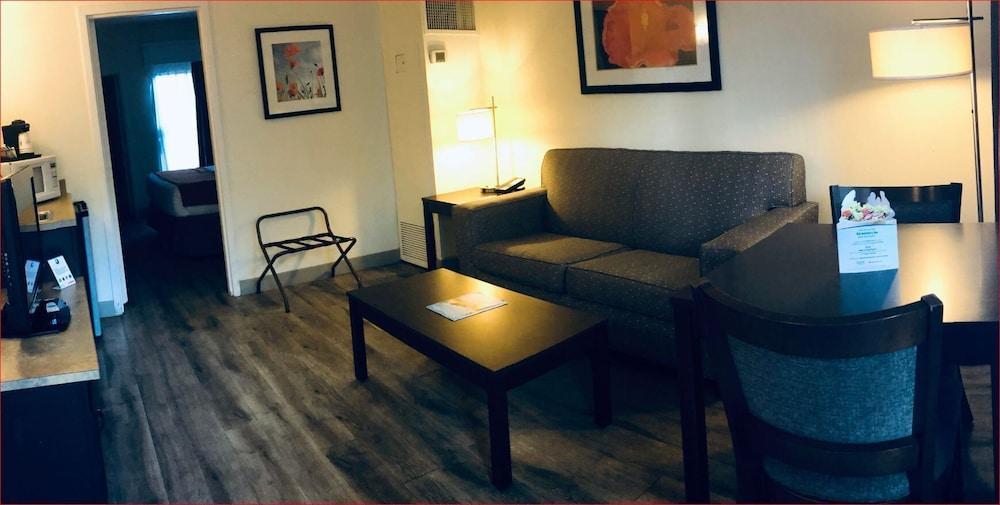 Baymont By Wyndham Near Busch Gardens 2* Tampa