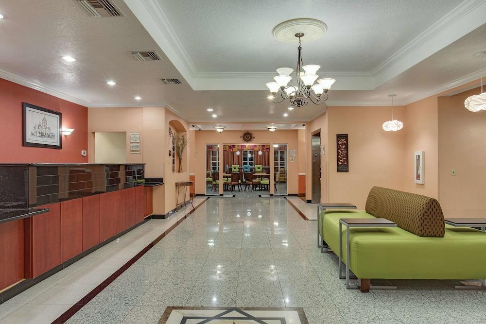 La Quinta By Wyndham Hotel